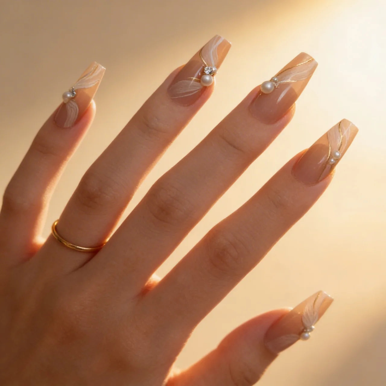Ivory faux ongles ballerine portés sur main - gel souple réutilisable