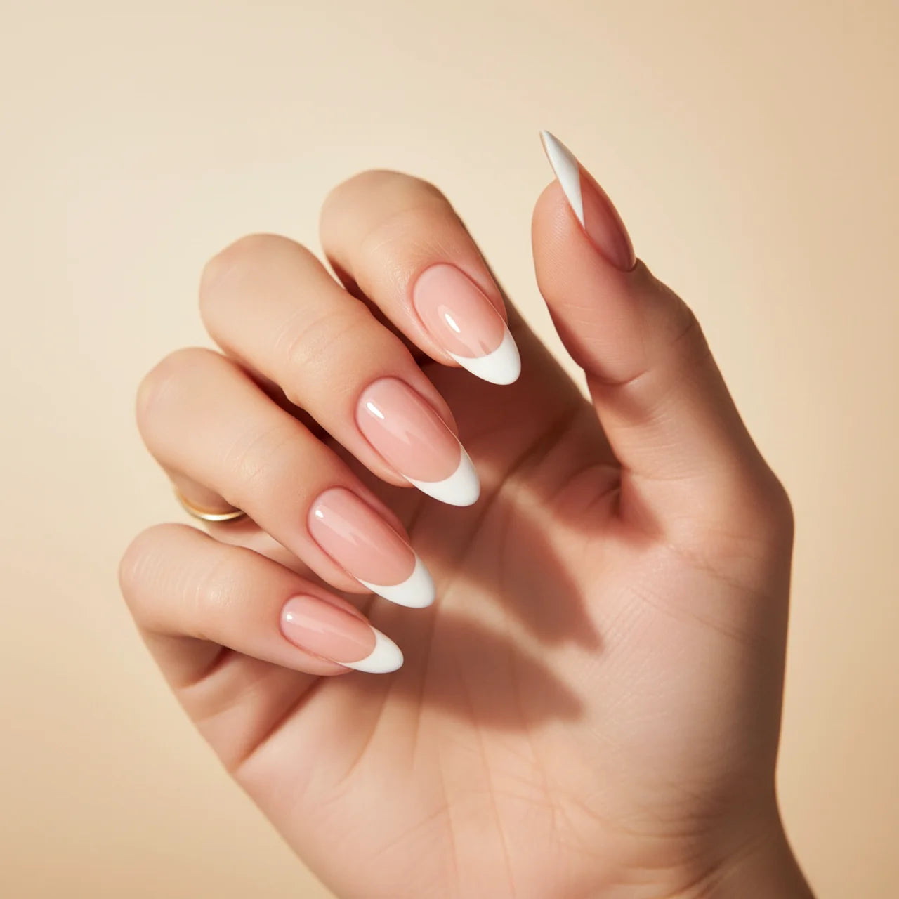 Audacious faux ongles french amande portés sur main - gel souple réutilisable