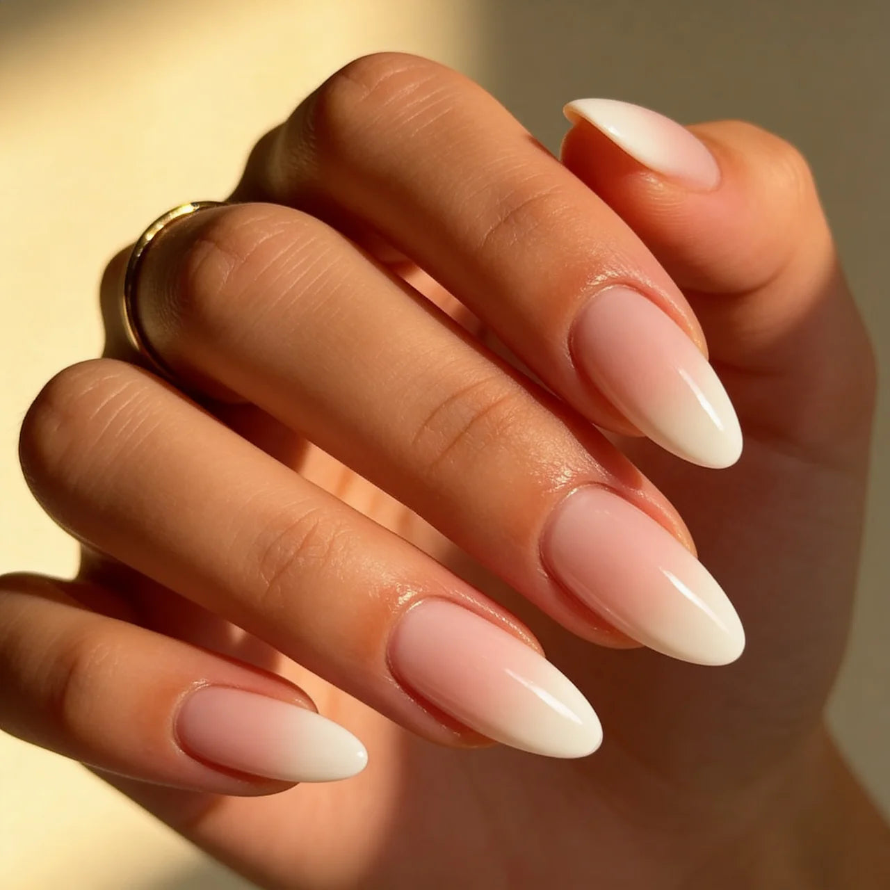 Soft Boomer faux ongles baby boomer amande portés sur main - gel souple réutilisable