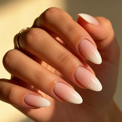 Soft Boomer faux ongles baby boomer amande portés sur main - gel souple réutilisable