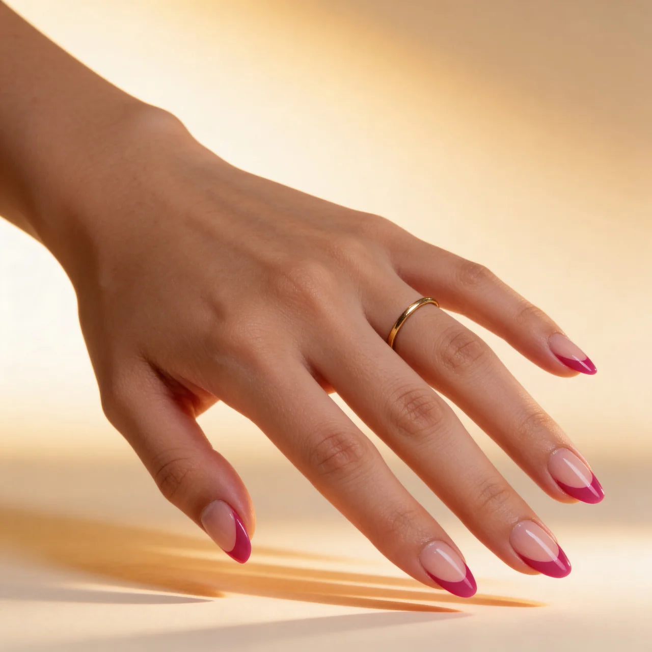 Monaco faux ongles french amande portés sur main - gel souple réutilisable