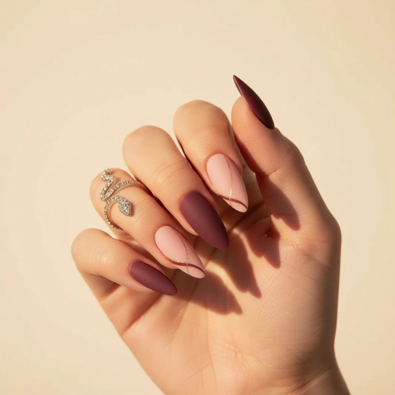 Red Velvet - faux ongles bordeaux et rouge amande long mat en gel souple | Glow Nails