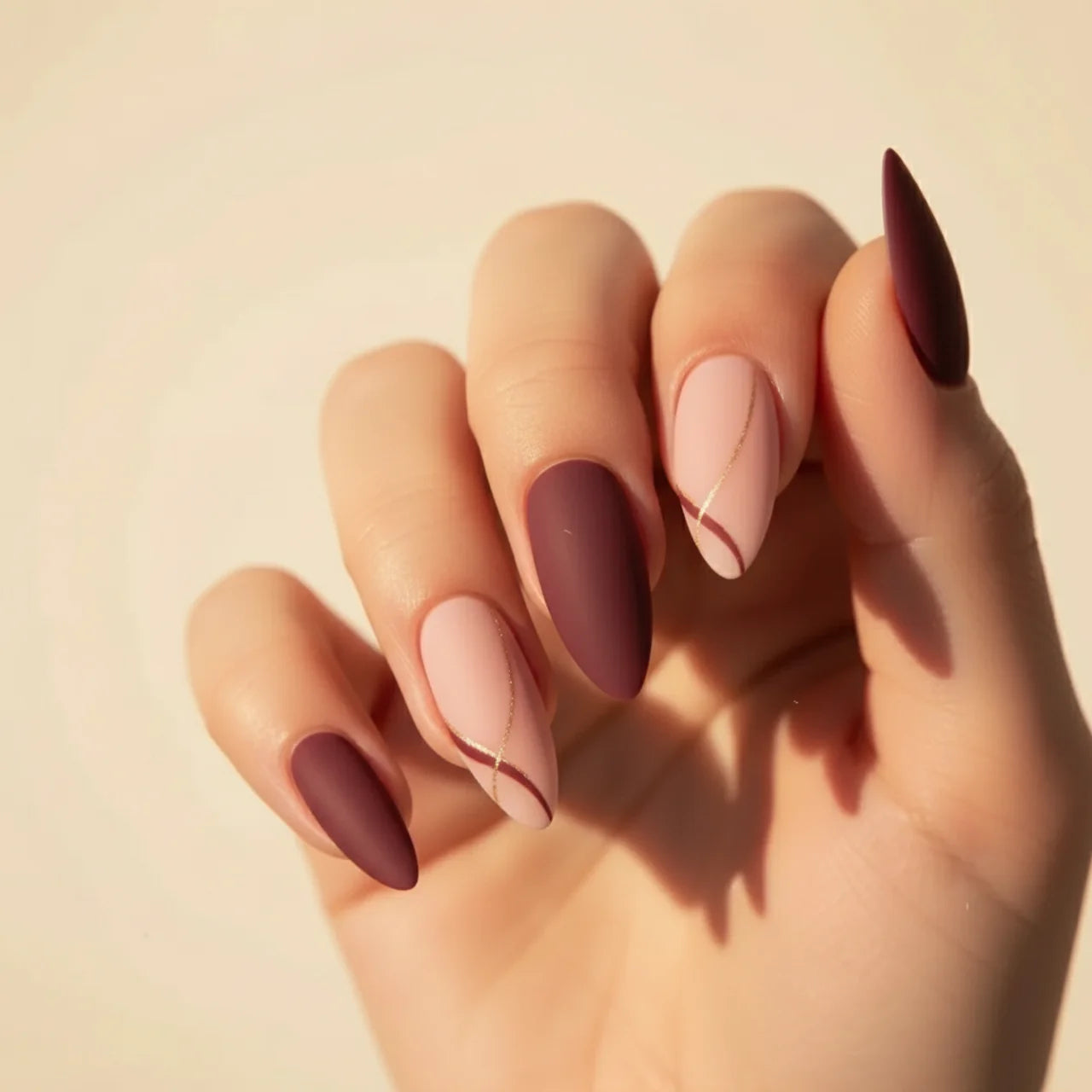 Red Velvet faux ongles amande portés sur main - gel souple réutilisable