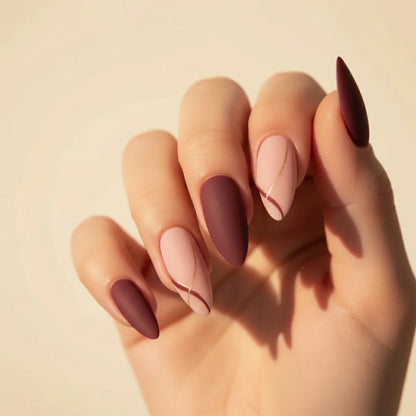 Red Velvet faux ongles amande portés sur main - gel souple réutilisable