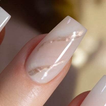 Nacre faux ongles ballerine portés sur main - gel souple réutilisable