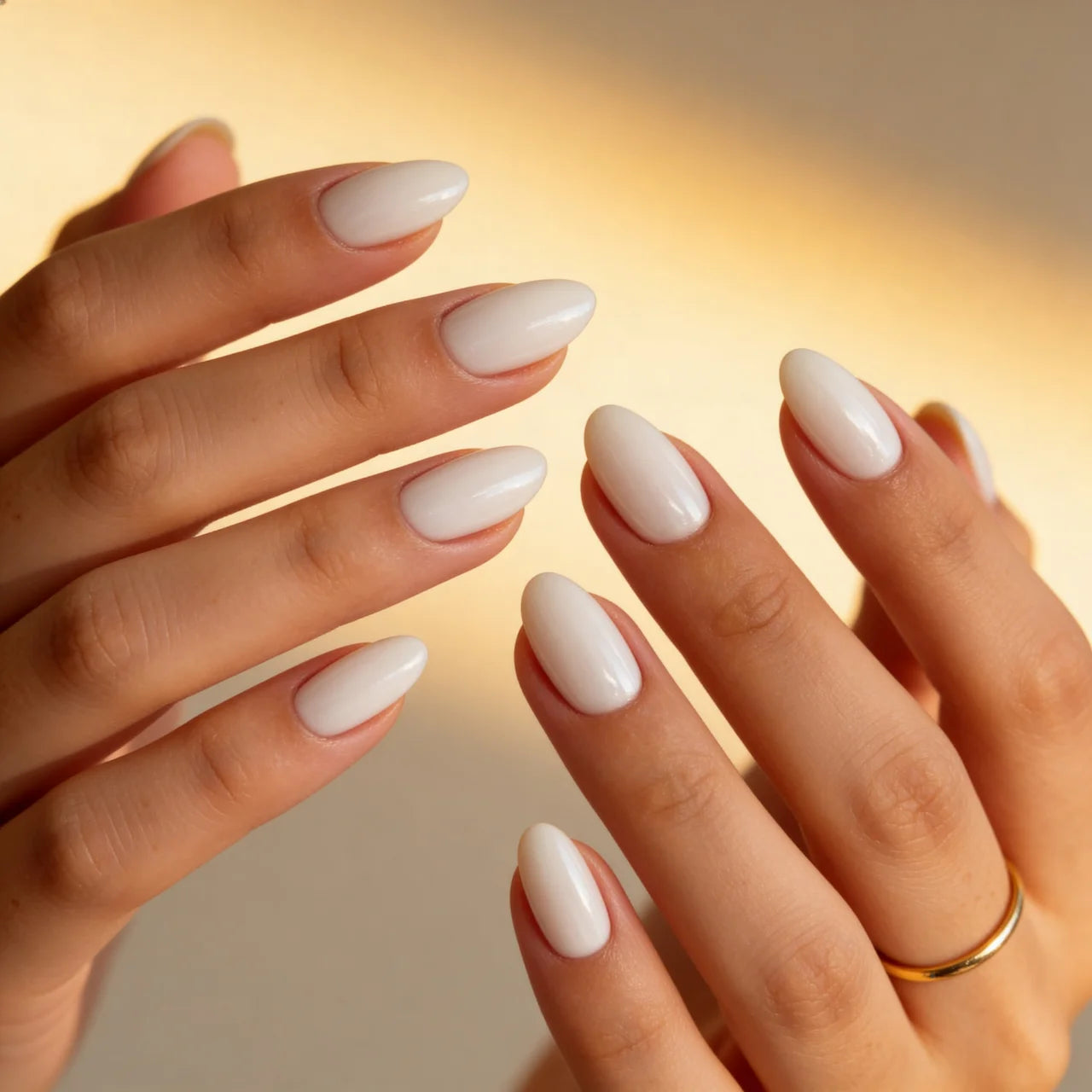 Pearl press on nails amande extra court - vue de profil