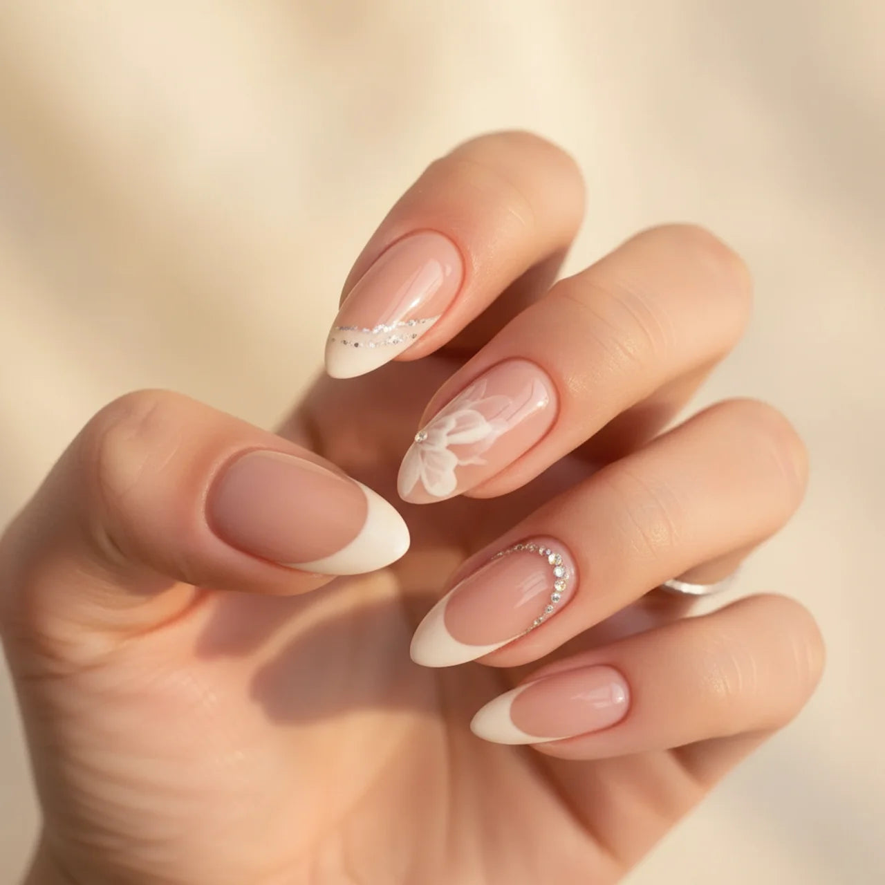 Royal - faux ongles blanc amande long glossy en gel souple | Glow Nails