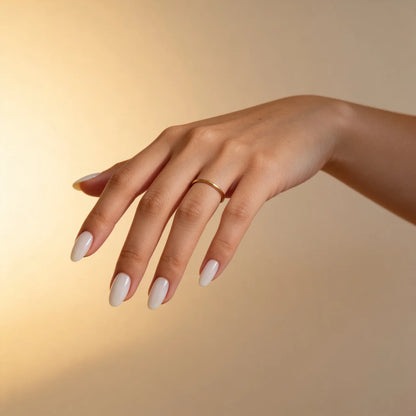 Pearl faux ongles amande portés sur main - gel souple réutilisable