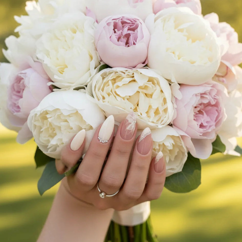 Royal faux ongles amande portés sur main - gel souple réutilisable