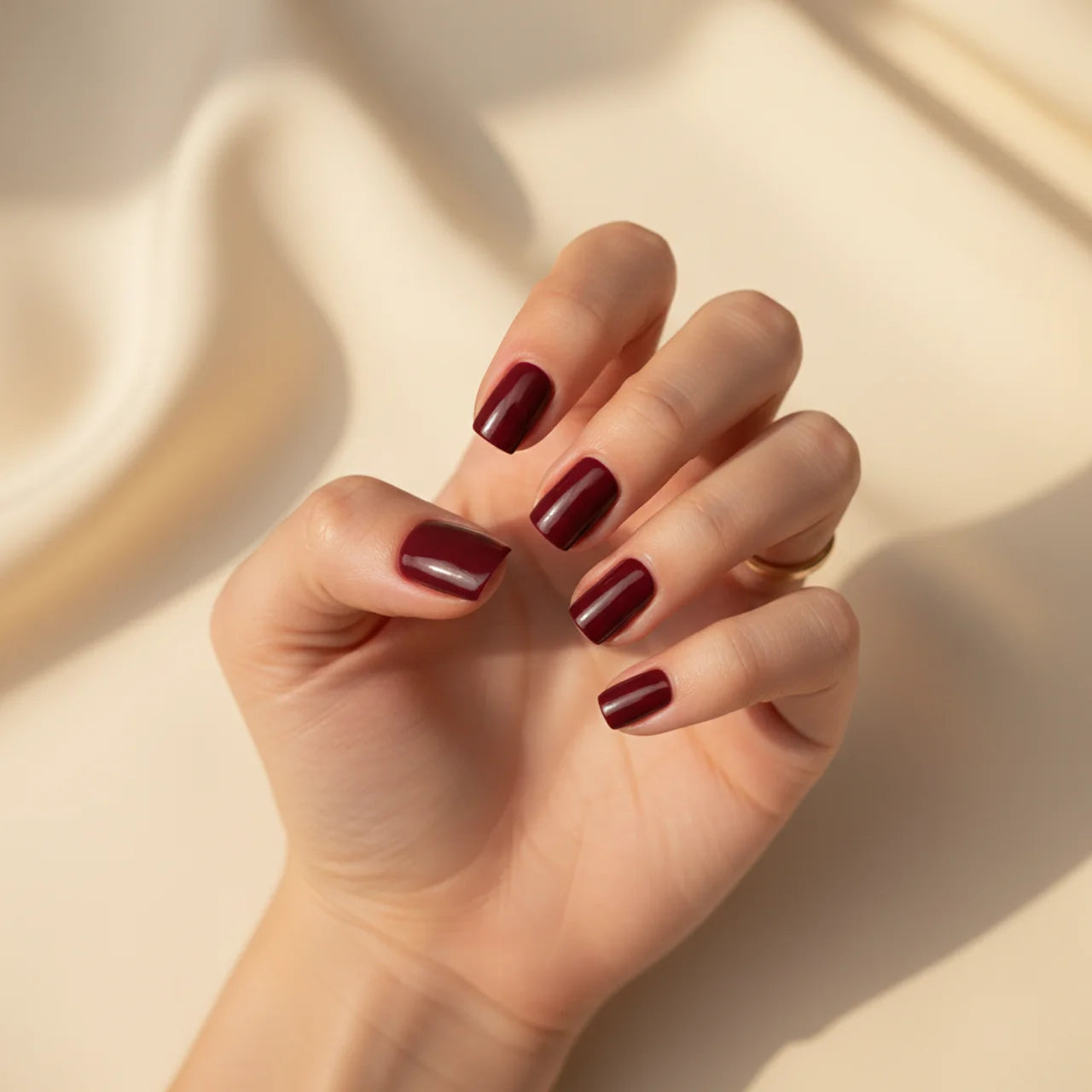 Minimal Red - faux ongles bordeaux et rouge carré court glossy en gel souple | Glow Nails
