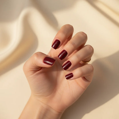 Minimal Red - faux ongles bordeaux et rouge carré court glossy en gel souple | Glow Nails