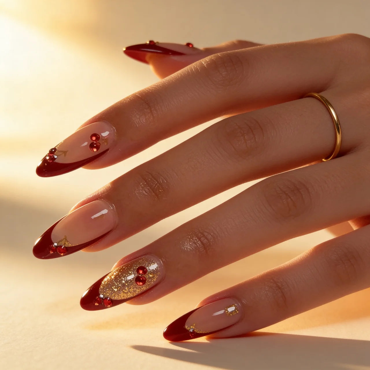 Cherry faux ongles amande portés sur main - gel souple réutilisable