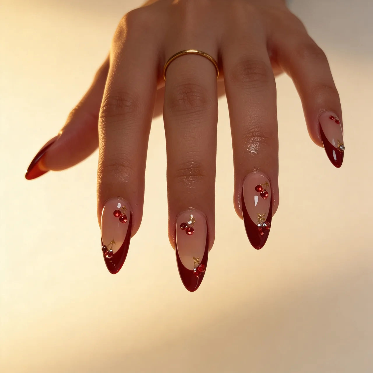 Cherry press on nails amande long - vue de profil