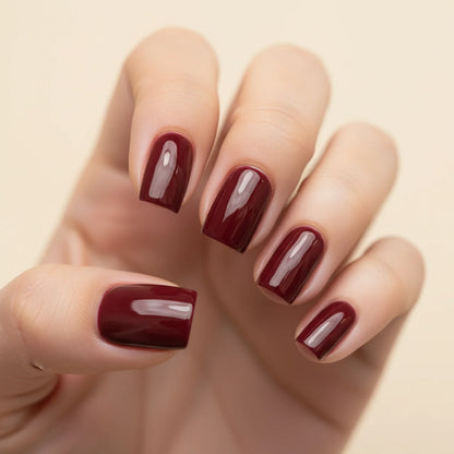 Minimal Red faux ongles carré portés sur main - gel souple réutilisable