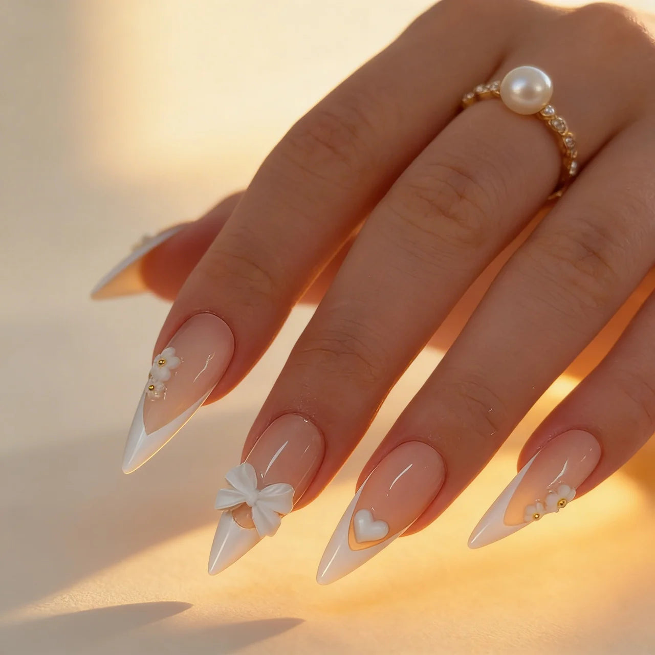 Promise faux ongles amande portés sur main - gel souple réutilisable