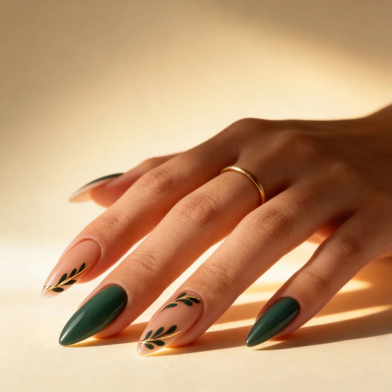 Jade - faux ongles vert amande long glossy en gel souple | Glow Nails