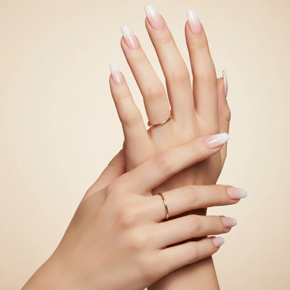 Casual faux ongles french ballerine portés sur main - gel souple réutilisable