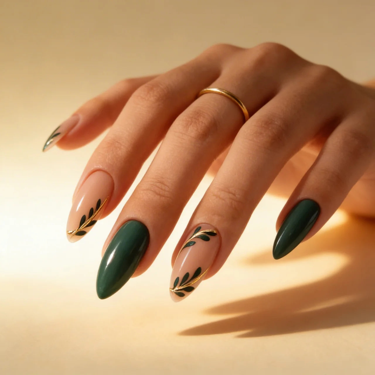 Jade faux ongles amande portés sur main - gel souple réutilisable