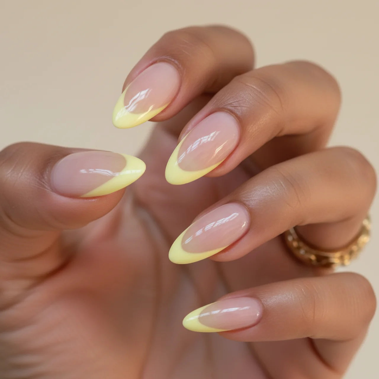 Solis faux ongles french amande portés sur main - gel souple réutilisable
