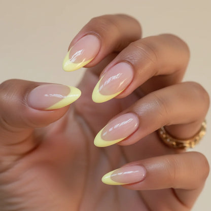 Solis faux ongles french amande portés sur main - gel souple réutilisable